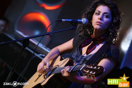 Katie Melua, botrova gostja v Hri-Baru.