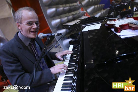 Elton John brez lasulje.