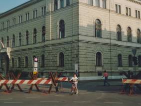 Pred vladno palačo na Prešernovi ulici (junij 1991)