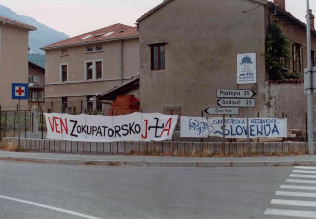 Transparenta na križišču Idrjiske, Goriške in Vipavske ceste v Ajdovščini.