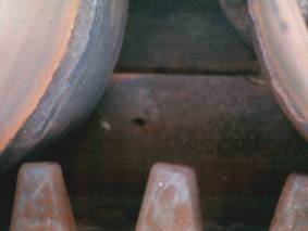 Luknja v tankovskem oklepu, ki je bil zadet z izstrelkom iz 'armbrusta'.