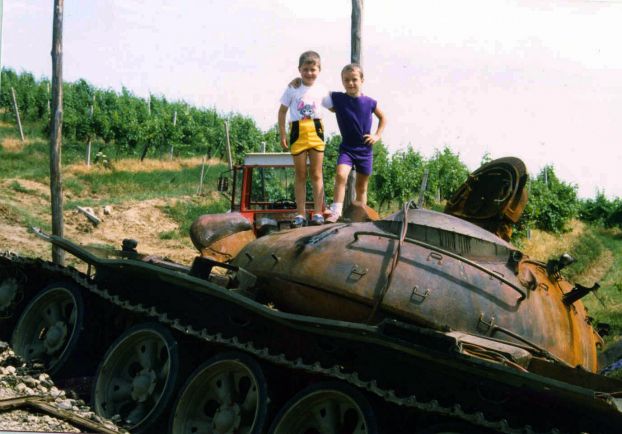 Gregor in Nace Vičar na uničenem tanku jugoslovanske armade. 
